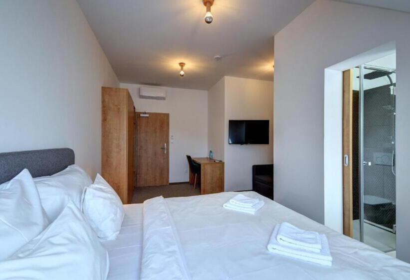 اتاق خانوادگی, Penzión Elements