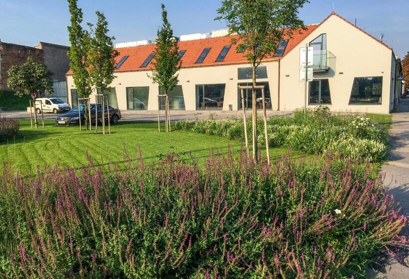 اتاق خانوادگی, Penzión Elements