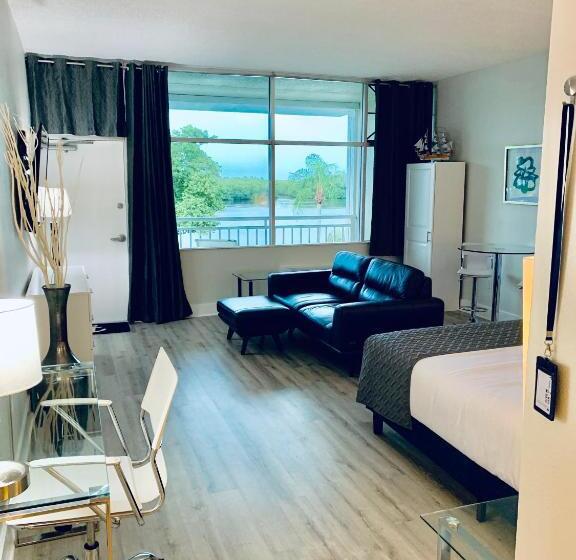 جناح مزوَّد بشرفة, Bayside Retreat