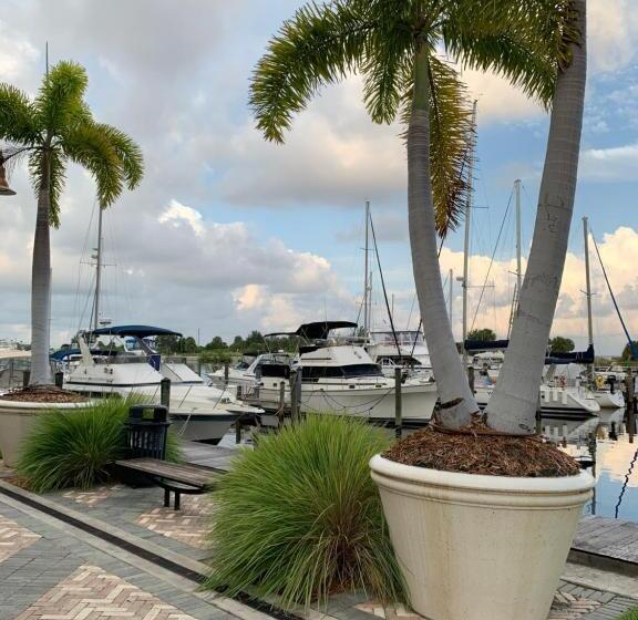 جناح مزوَّد بشرفة, Bayside Retreat