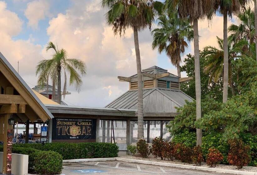 جناح مزوَّد بشرفة, Bayside Retreat