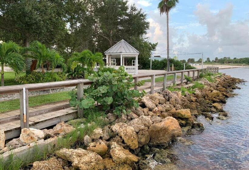 جناح مزوَّد بشرفة, Bayside Retreat