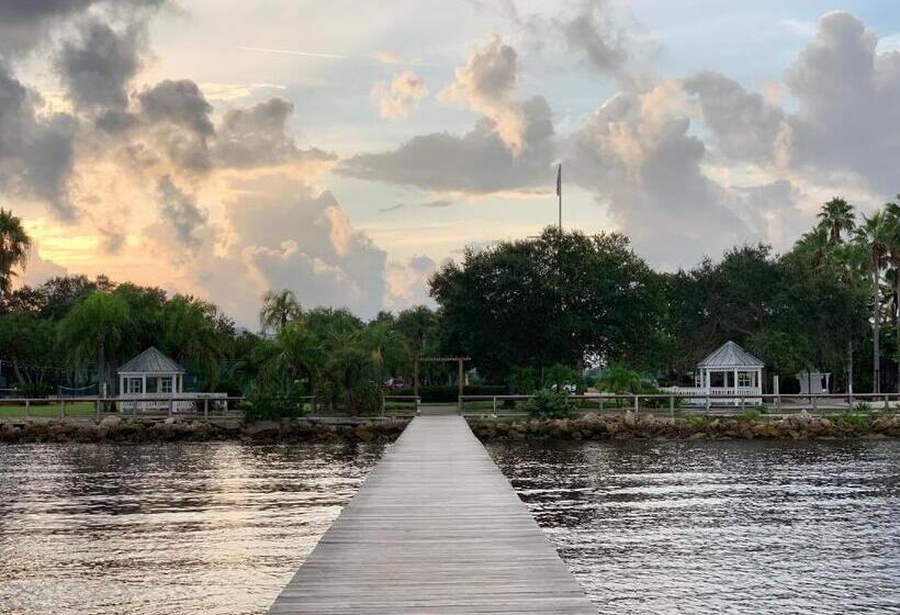 جناح مزوَّد بشرفة, Bayside Retreat