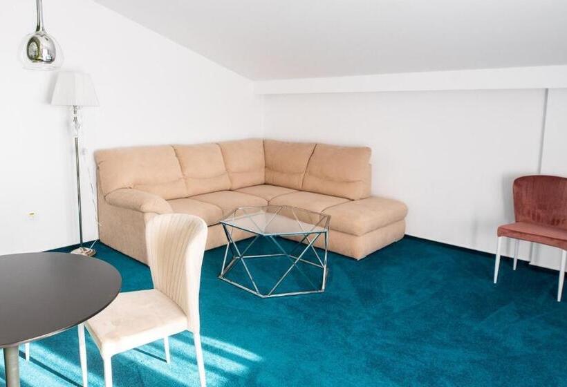 סוויטה עם טרסה, Complex Noblesse