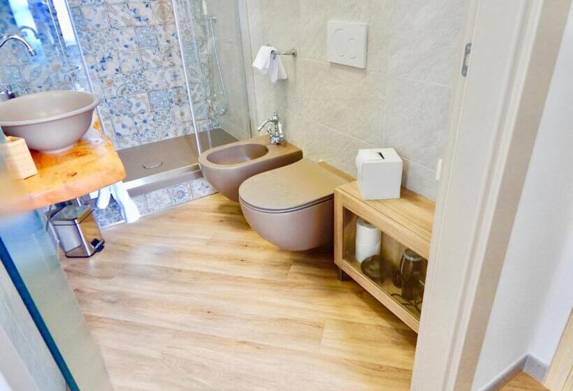 스탠다드 룸 킹사이즈 침대, Le Giüe