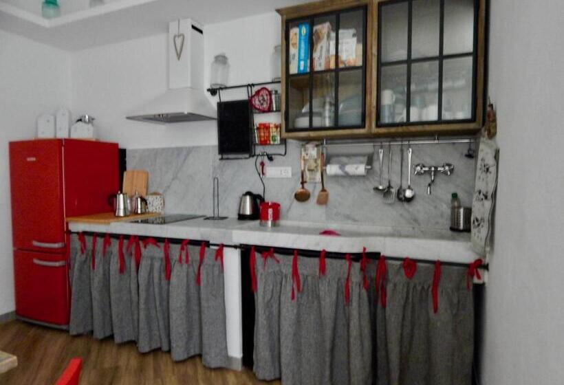 اتاق استاندارد با تخت بزرگ, Le Giüe