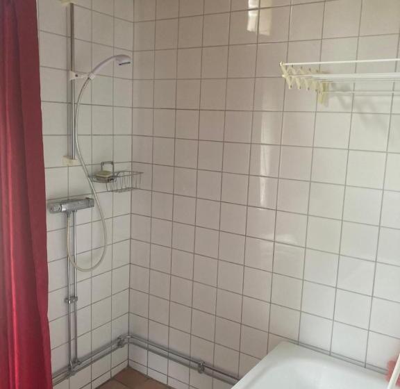 غرفة قياسية حمام مشترك, Egen Stuga Med Delat Badrum