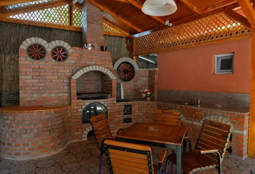 Cameră Triplă Standard, Casa Leucian