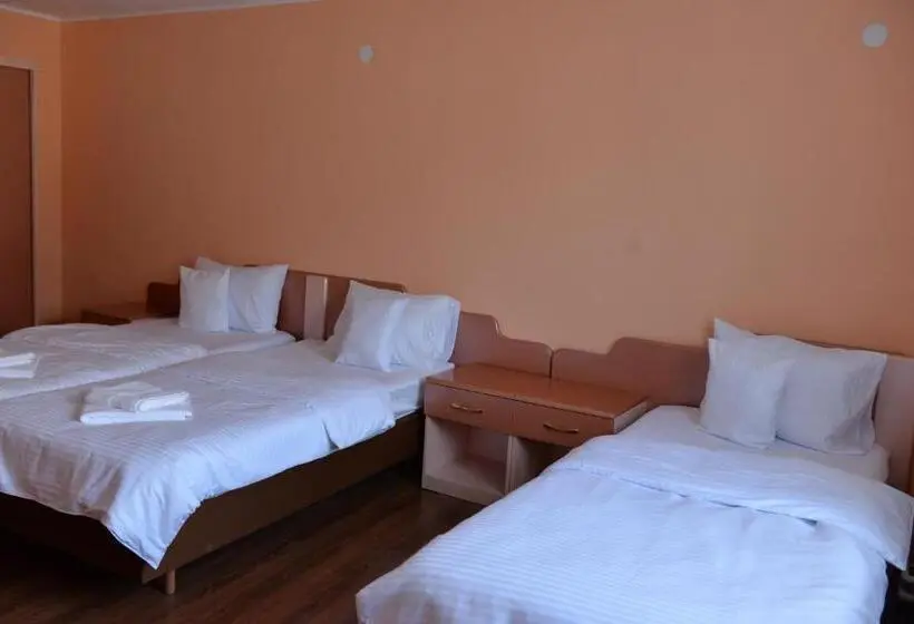 Cameră Triplă Standard, Casa Leucian