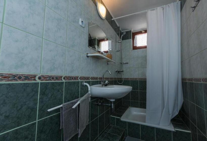 带1个卧室带花园景观的公寓, Napkert Apartman