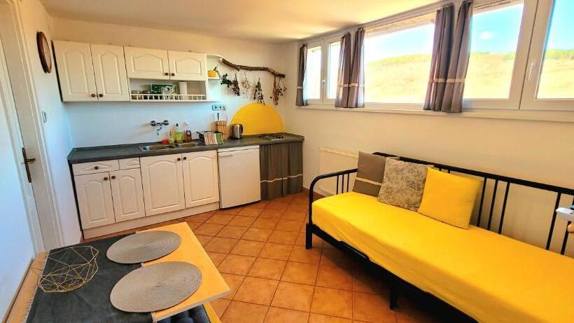 带1个卧室带花园景观的公寓, Napkert Apartman