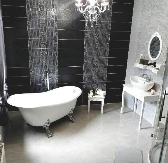 اتاق لوکس با تخت بزرگ, Monato