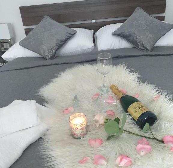 اتاق لوکس با تخت بزرگ, Monato