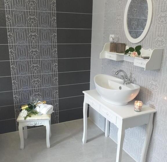 اتاق لوکس با تخت بزرگ, Monato