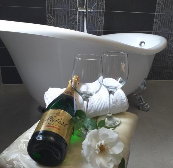 اتاق لوکس با تخت بزرگ, Monato