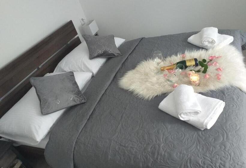 اتاق لوکس با تخت بزرگ, Monato