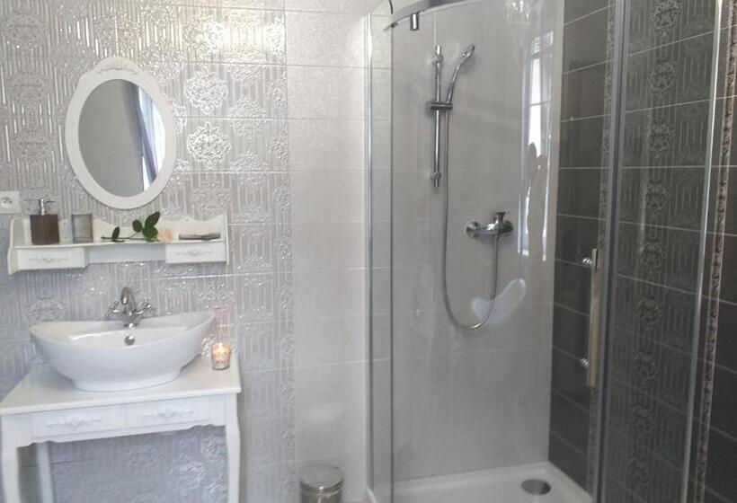 اتاق لوکس با تخت بزرگ, Monato