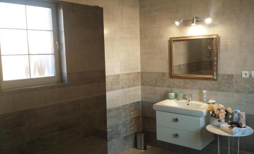 اتاق لوکس, Monato