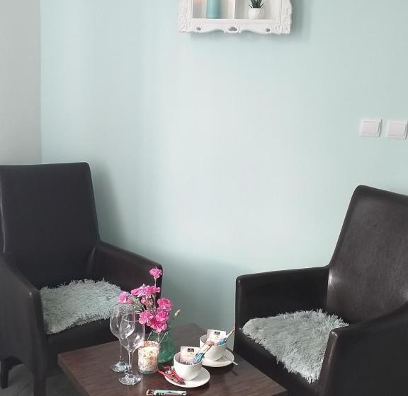 اتاق لوکس, Monato