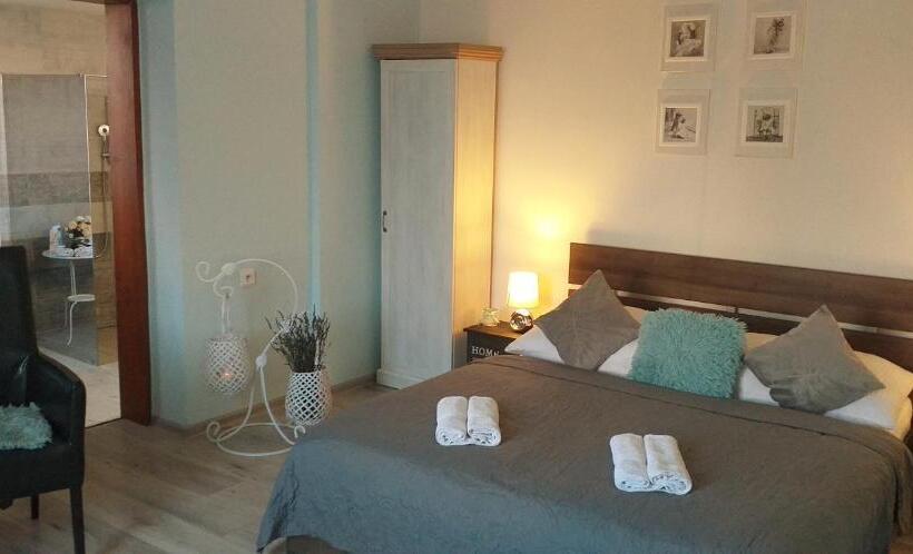 اتاق لوکس, Monato