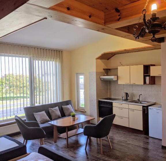 استودیوی استاندارد, Guest House Kamara