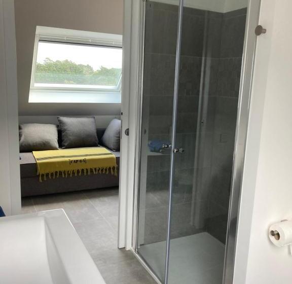 דירת חדר נוף לים, Kerloulou