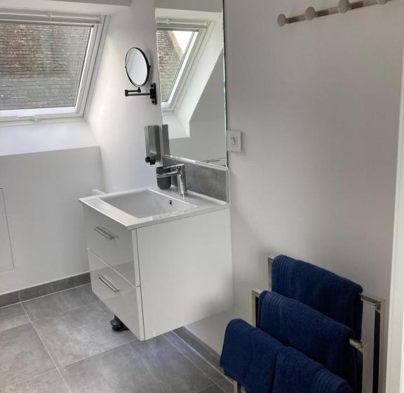 דירת חדר נוף לים, Kerloulou