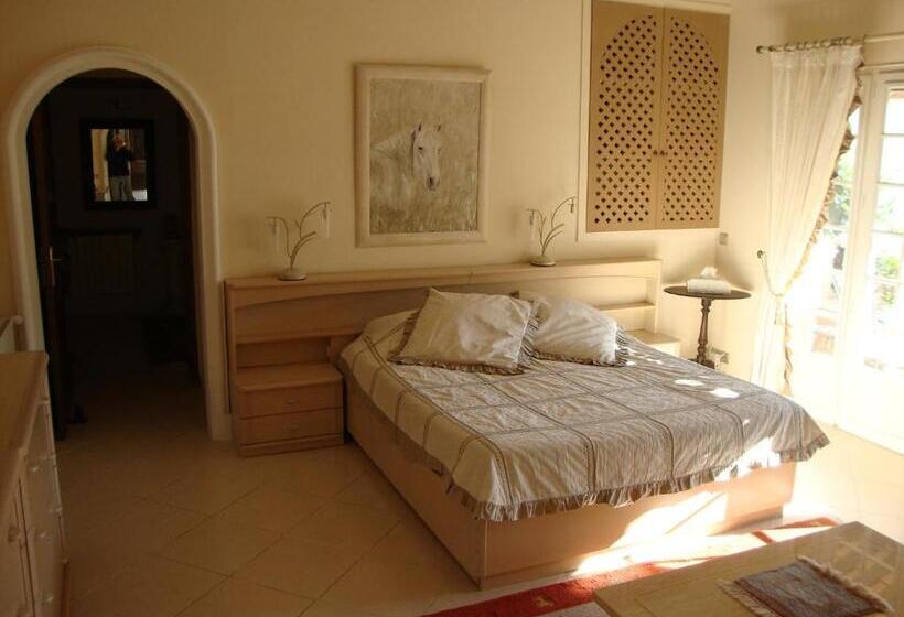 מיטת קינג בסוויטה, La Grimaudière