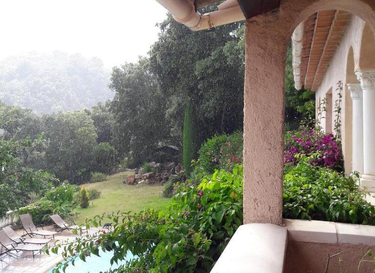 מיטת קינג בסוויטה, La Grimaudière