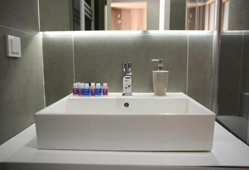 חדר משפחתי, Lily Airport Otel