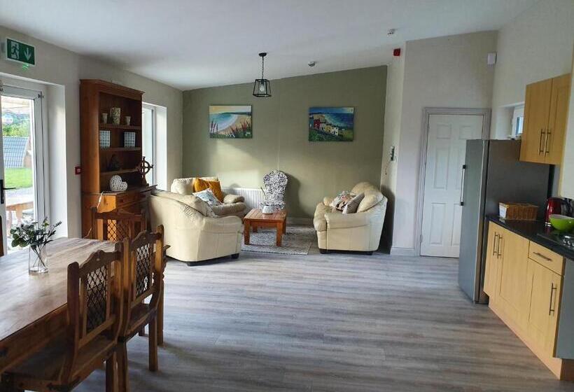 1 Bedroom Apartment Lake View, Glasson Glamping Farm