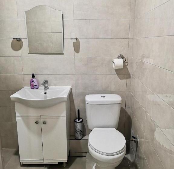 经典四人房间, Bali Petrich