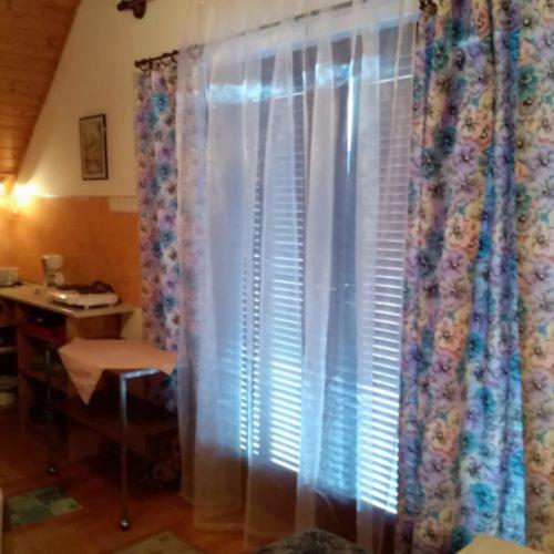 침실 1개 아파트, Tóth Nyaraló