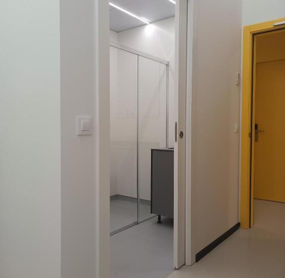 اتاق استاندارد سه نفره, Alberg Barcelona Xanascat