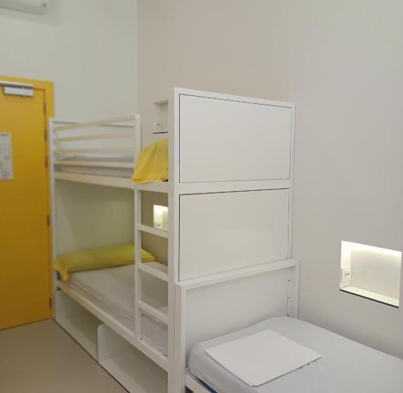اتاق استاندارد سه نفره, Alberg Barcelona Xanascat