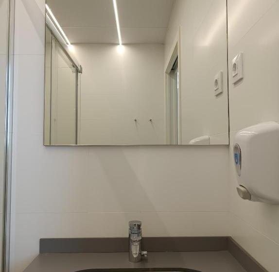 اتاق استاندارد سه نفره, Alberg Barcelona Xanascat