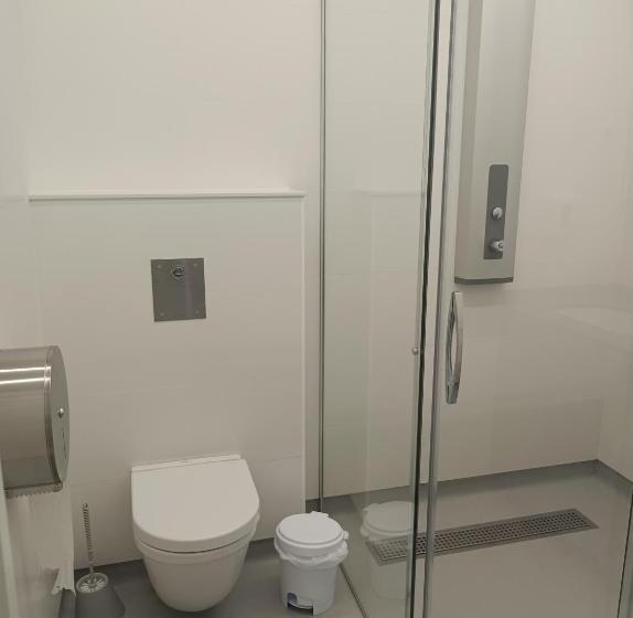 اتاق استاندارد سه نفره, Alberg Barcelona Xanascat