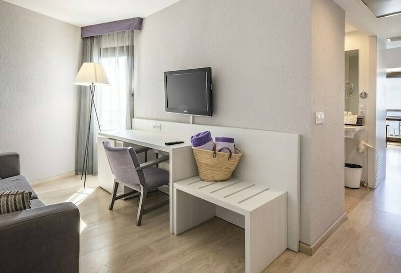 سوییت جونیور با چشمانداز دریا, Be Live Adults Only Marivent