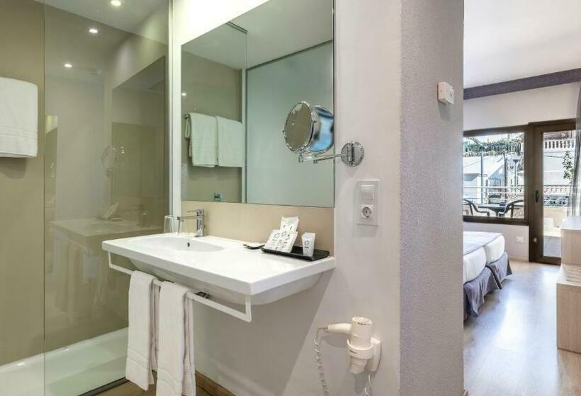 اتاق اکونومی, Be Live Adults Only Marivent