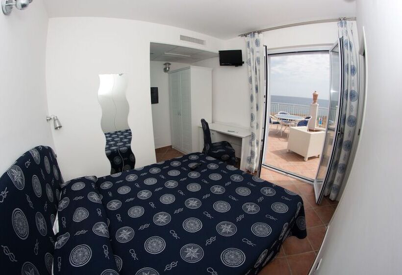 带海景标准四人间, Yachting Club Mare