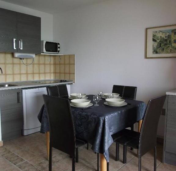 דירת חדר, Mer Et Golf