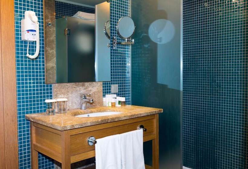 غرفة قياسية إطلالة جانبية علي البحر, Sherwood Dreams Resort