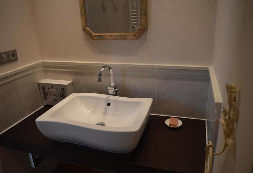 غرفة قياسية ثلاثية مطلة علي الحديقة, Ellesmere