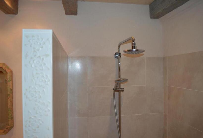 غرفة قياسية ثلاثية مطلة علي الحديقة, Ellesmere