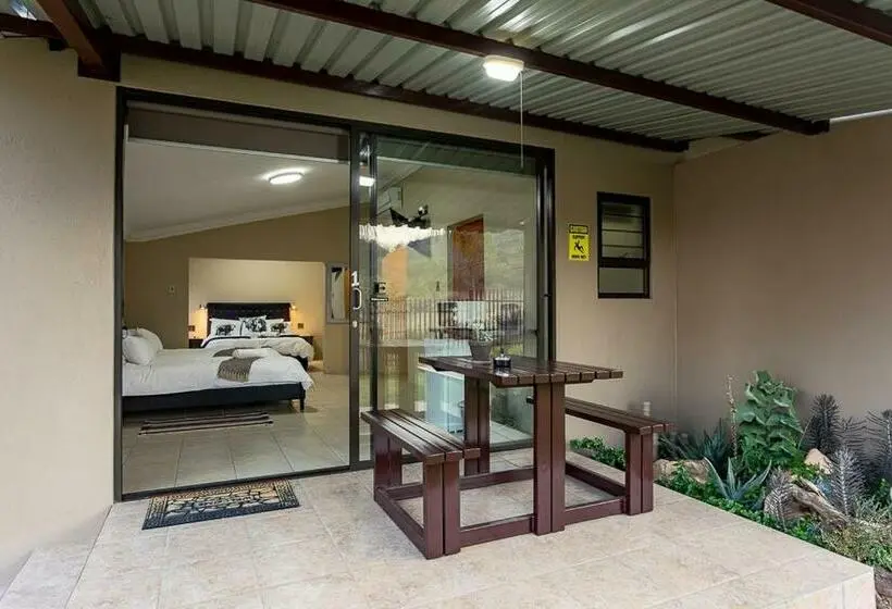 اتاق خانوادگی با چشم‌انداز باغ, Kiyala Guest Farm