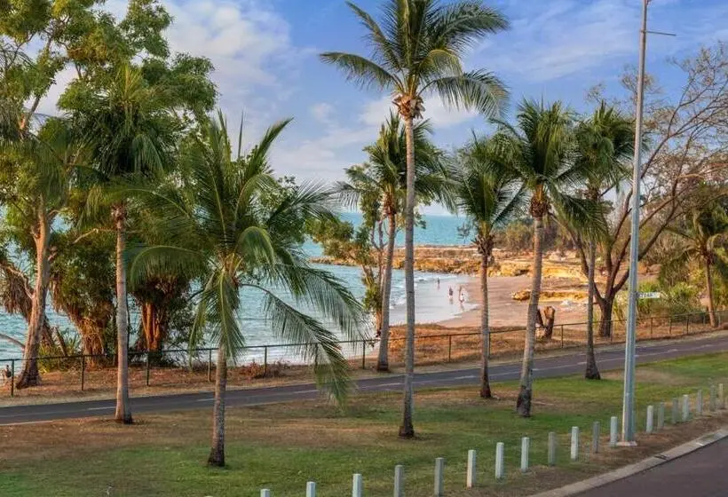 سوئیت با تخت بزرگ, The Tropical Sanctuary