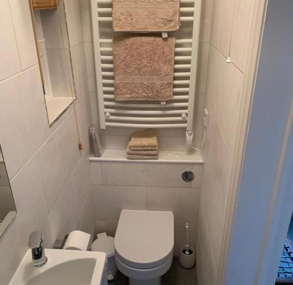 غرفة قياسية, Deverill End