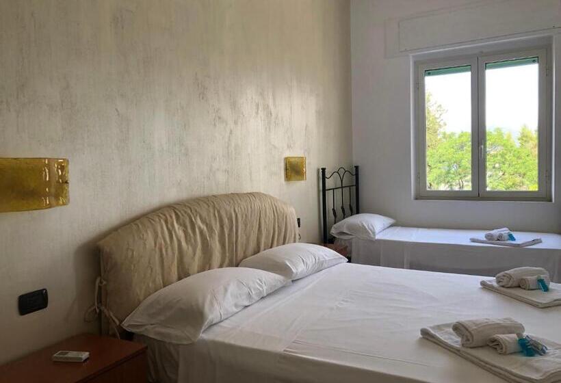 Стандартный внешний трехместный номер с ванной комнатой, Villa Nappi Bed & Breakfast