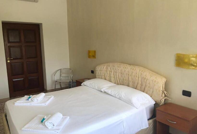 Стандартный внешний трехместный номер с ванной комнатой, Villa Nappi Bed & Breakfast