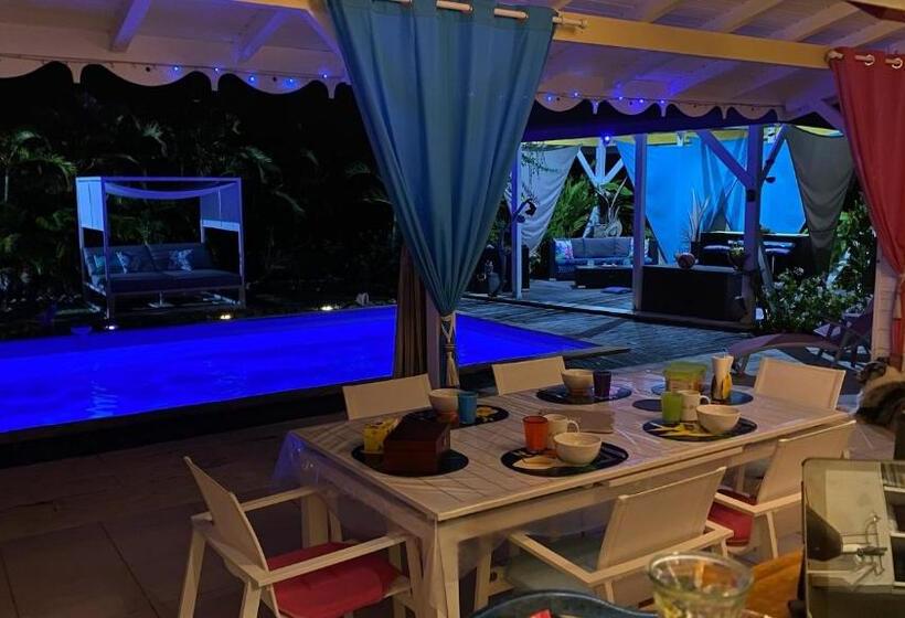 اتاق استاندارد با چشمانداز استخر, Au Bel Vue Chez Sandrine